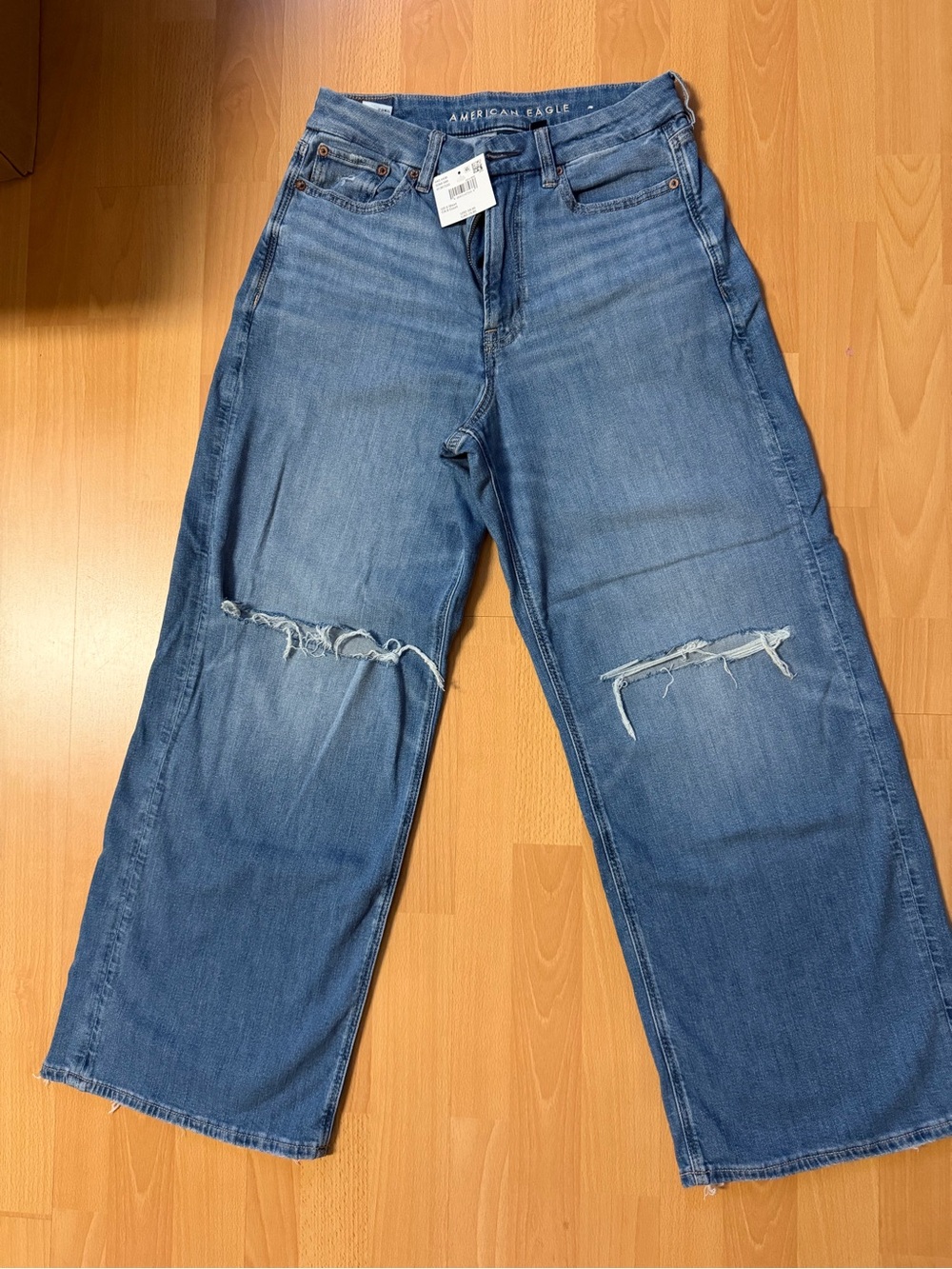 NWT- American Eagle Outfitters Wide-Leg Distressed Jeans - size 6 short